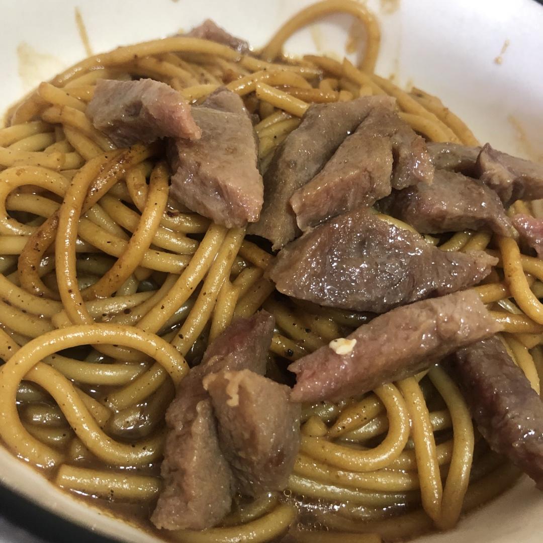 黑胡椒香肠意大利面