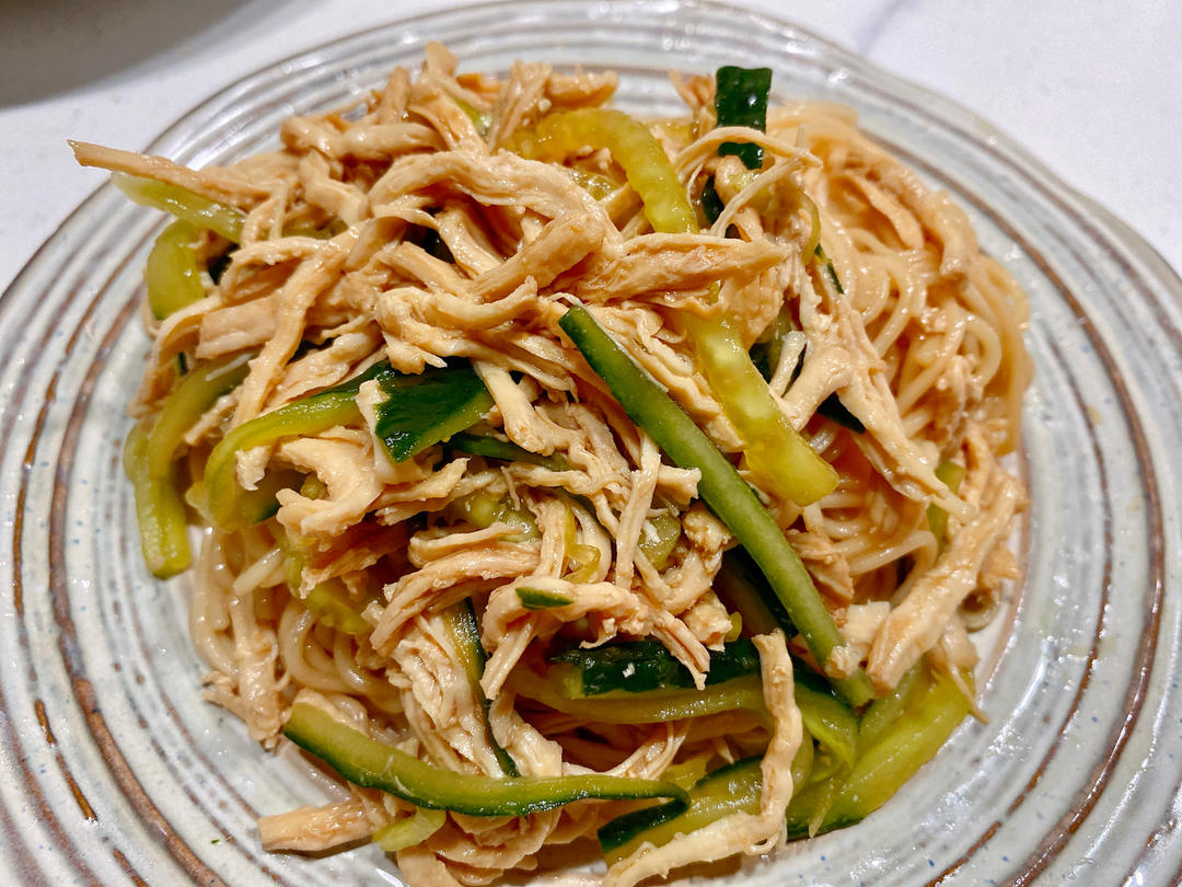 手撕麻辣鸡丝，麻麻辣辣的感觉很夏天