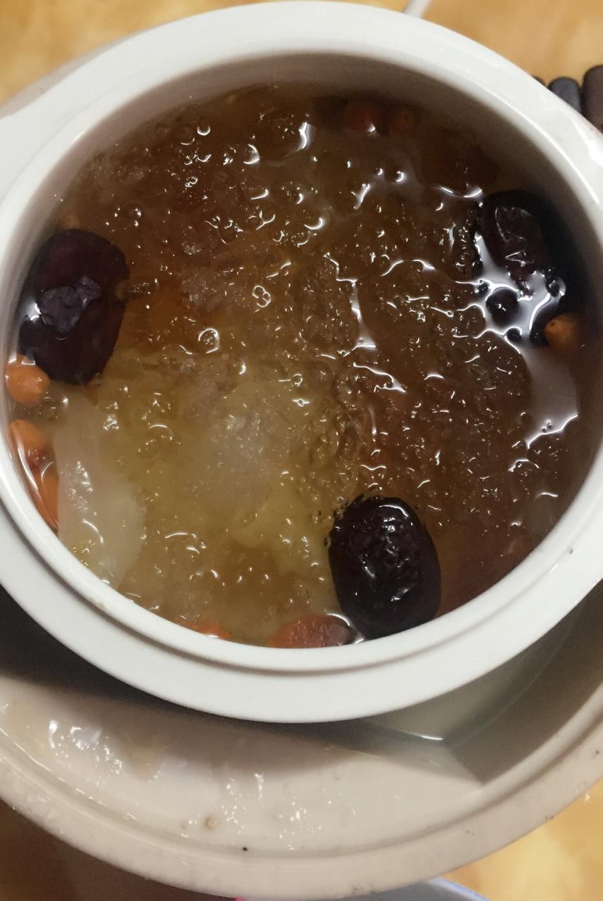 桃胶皂角米炖雪燕