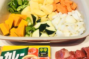蔬菜多多的日式咖喱牛肉饭的做法 步骤2