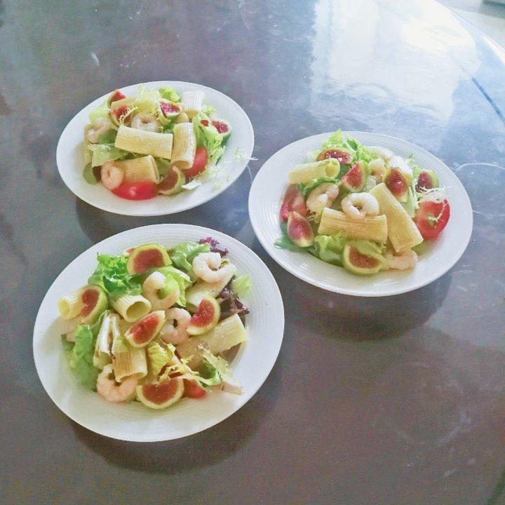 无花果虾仁意面沙拉