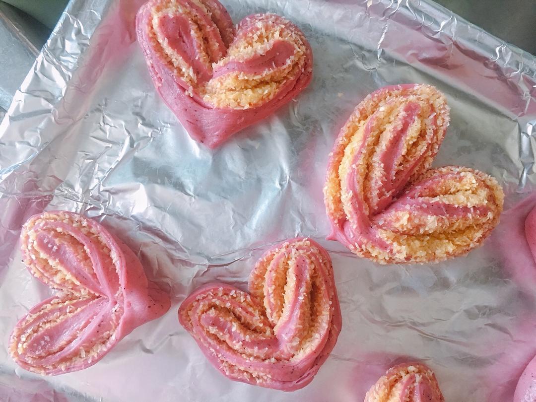 心形火龙果椰蓉面包