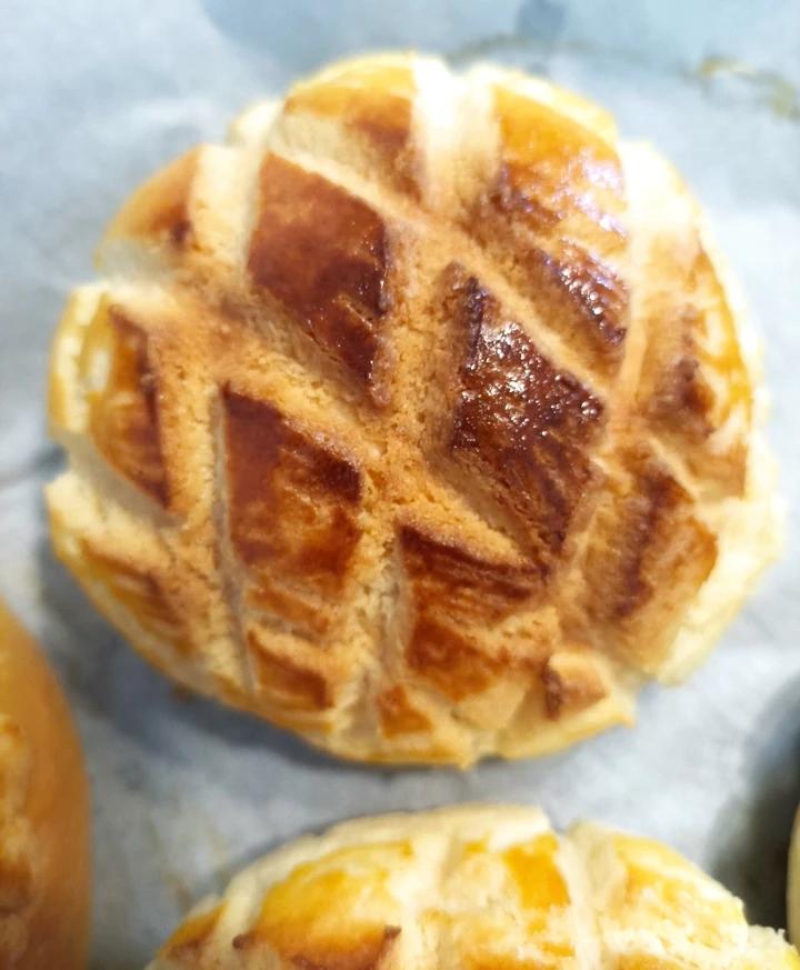 好吃到炸裂的港式菠萝包（附带制作酥皮的小视频）