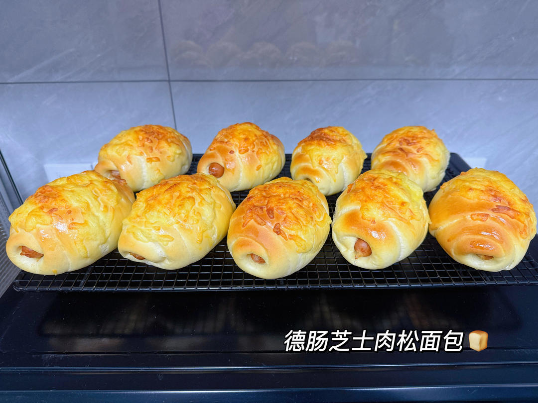 非常好吃的一款面包！德肠芝士肉松面包！