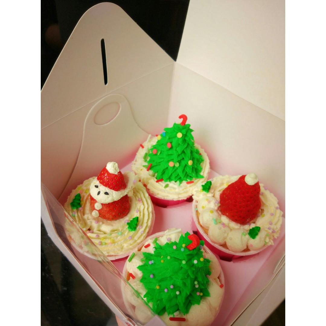 纸杯蛋糕 圣诞草莓心圣诞树杯子蛋糕 静静柁做的圣诞草莓心圣诞树杯子