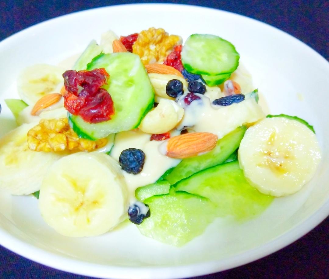 清新爽口的黄瓜香蕉坚果拌酸奶的做法