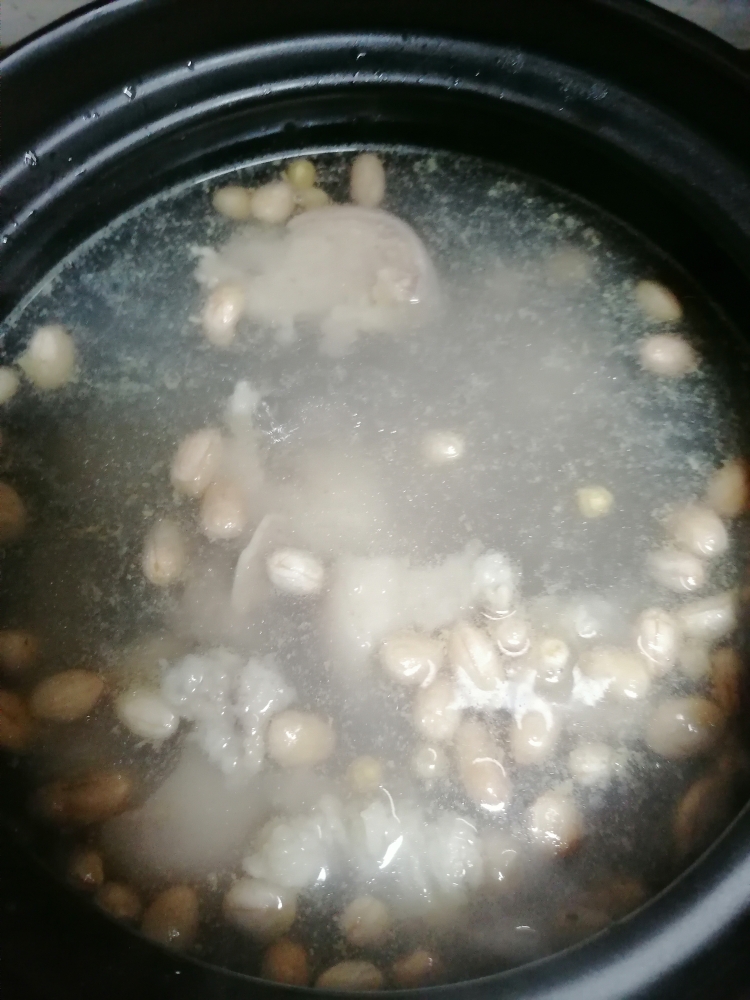 海带黄豆花生猪脚汤的做法 步骤3
