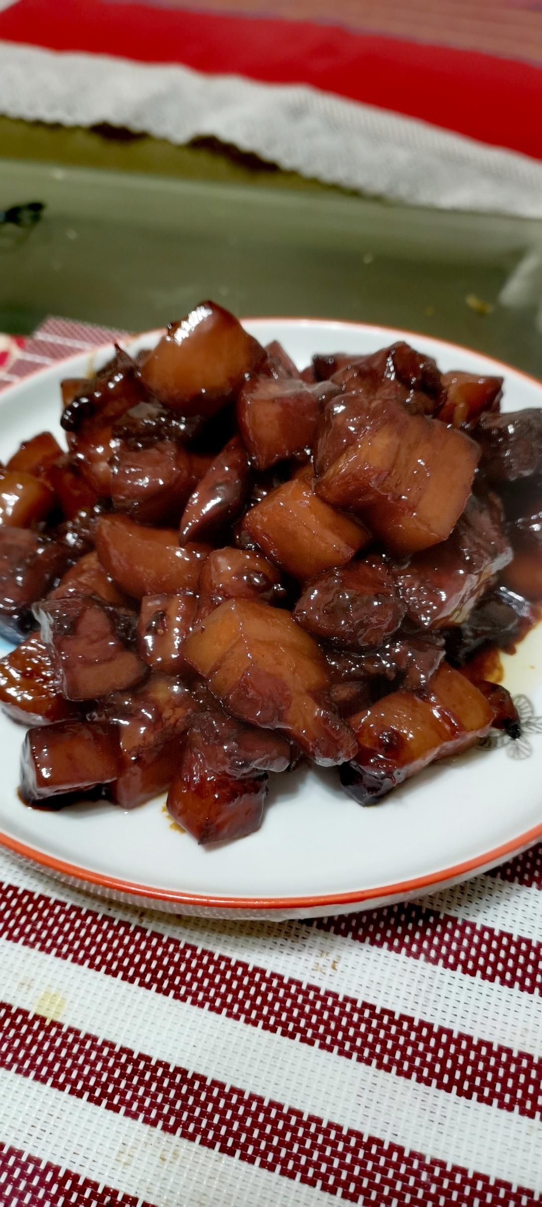 吃着碗里望着锅里的红烧肉