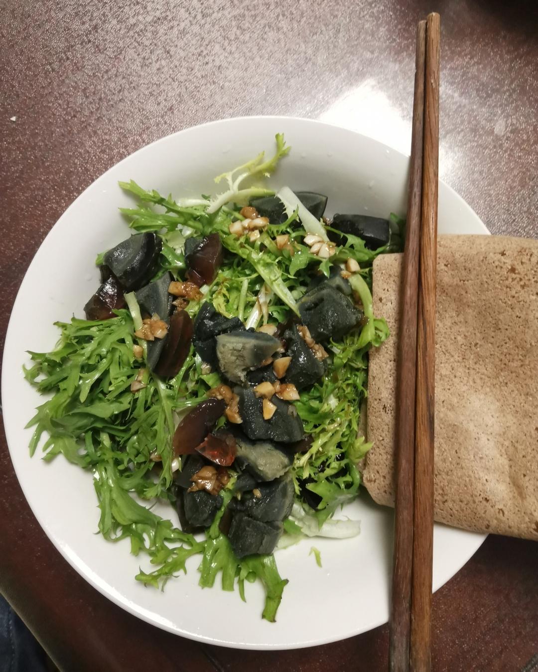 家常凉菜——苦苣拌皮蛋