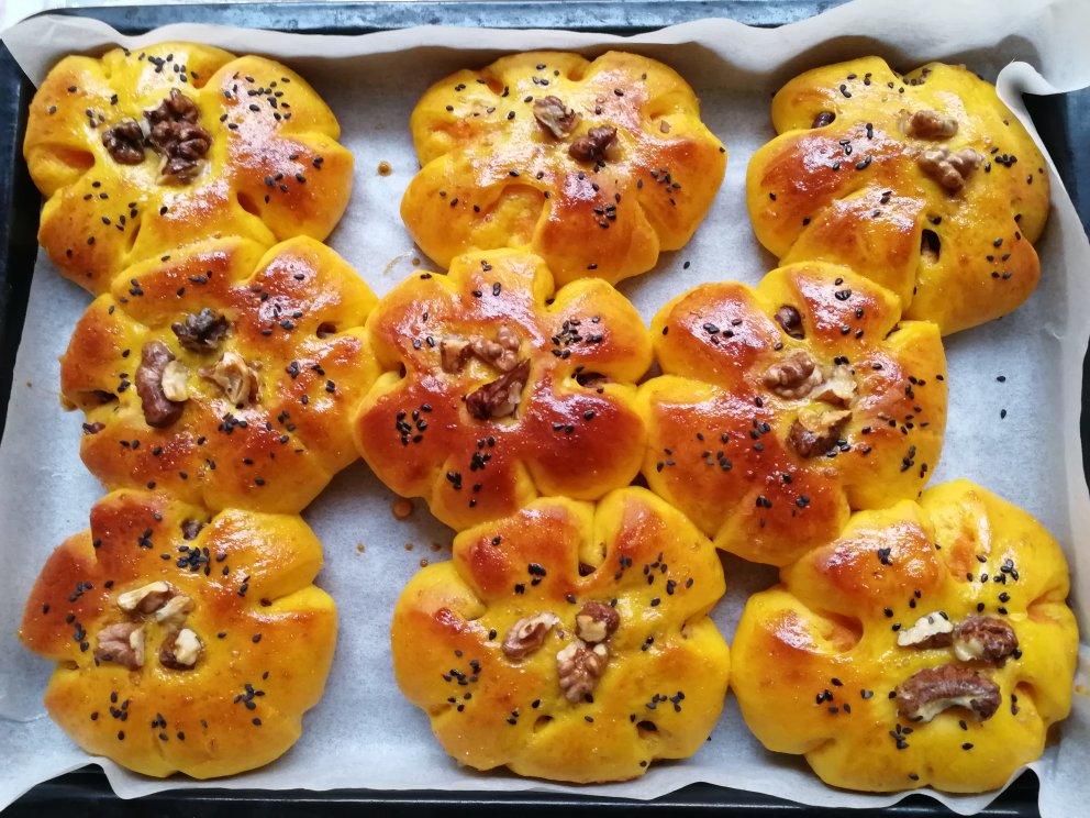 金灿灿的南瓜小餐包