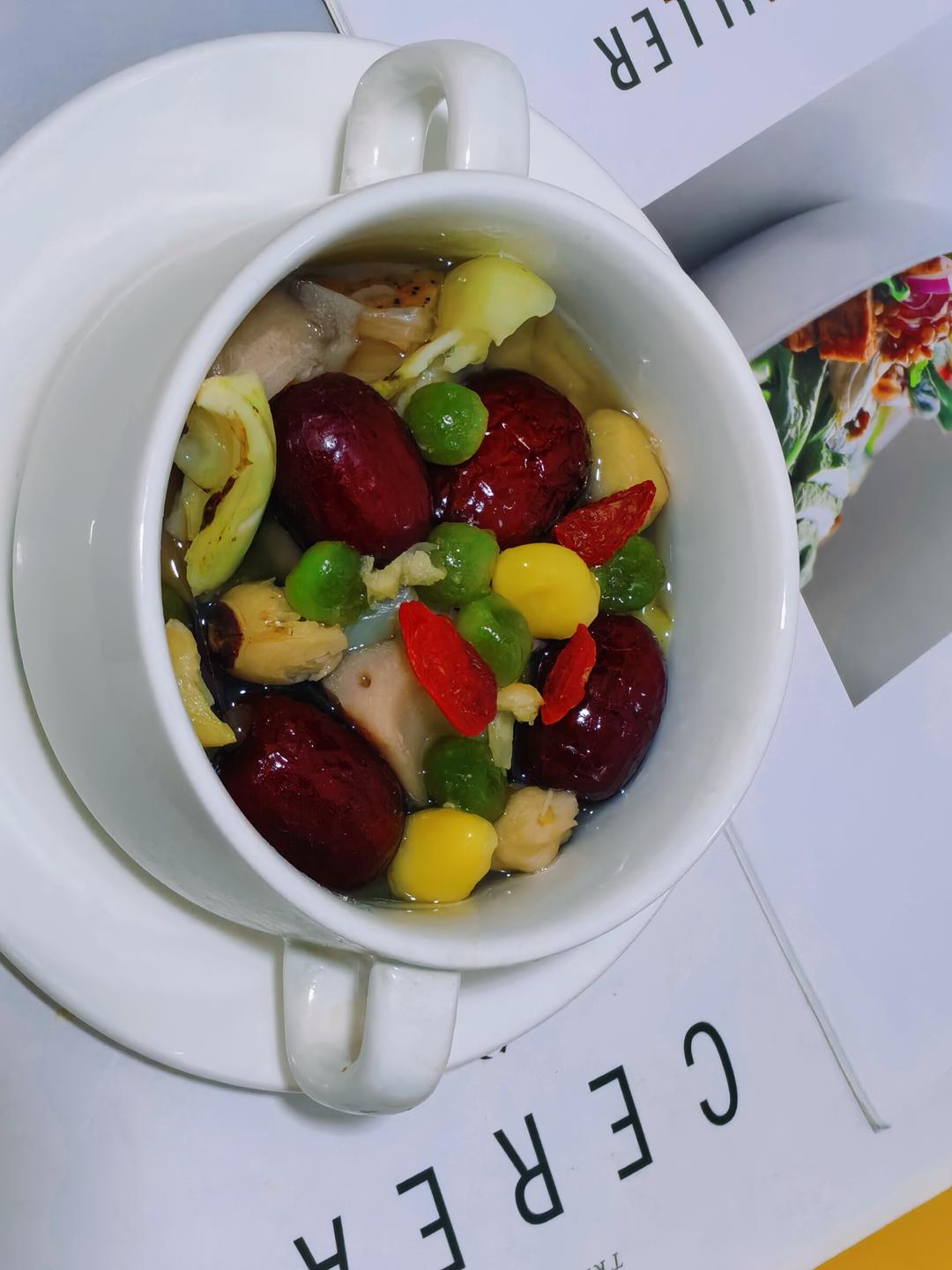 鲜龙眼肉银耳海带薏米红枣糖水