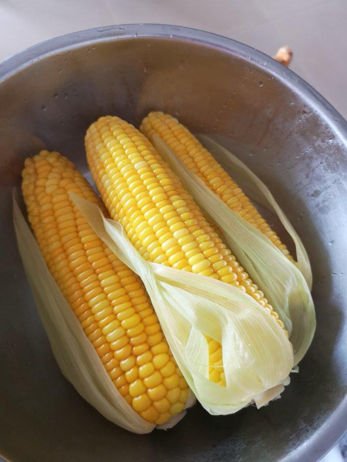 萌萌哒萌萌萌做的正确煮玉米的方法