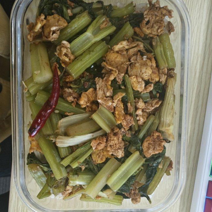 芹菜炒鸡蛋(超级简单的快手菜呀~)