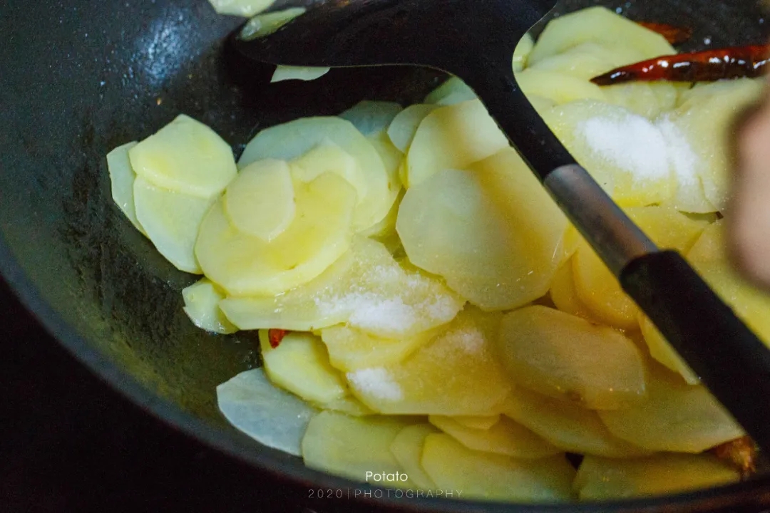 清炒紫苏土豆片，一道超级下饭的家常菜的做法 步骤6