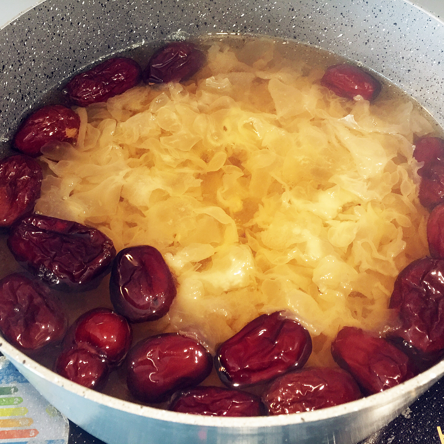 银耳红枣枸杞甜汤