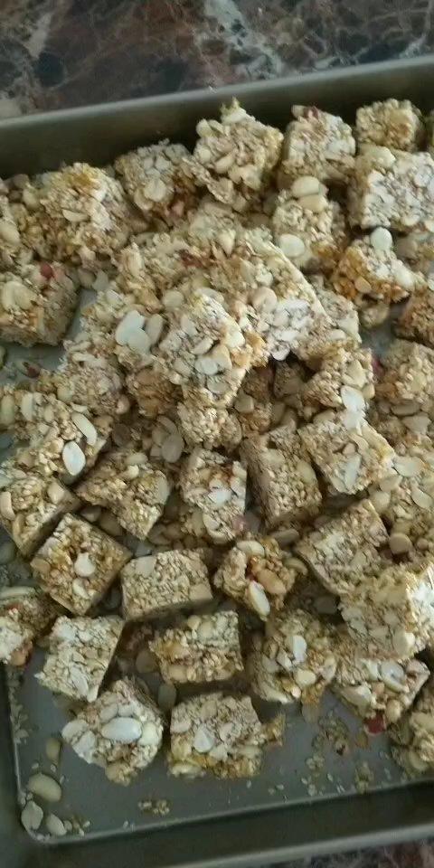 无敌好吃的芝麻花生糖
