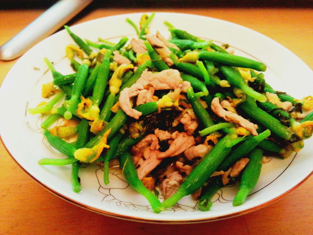 肉丝炒顶花黄瓜