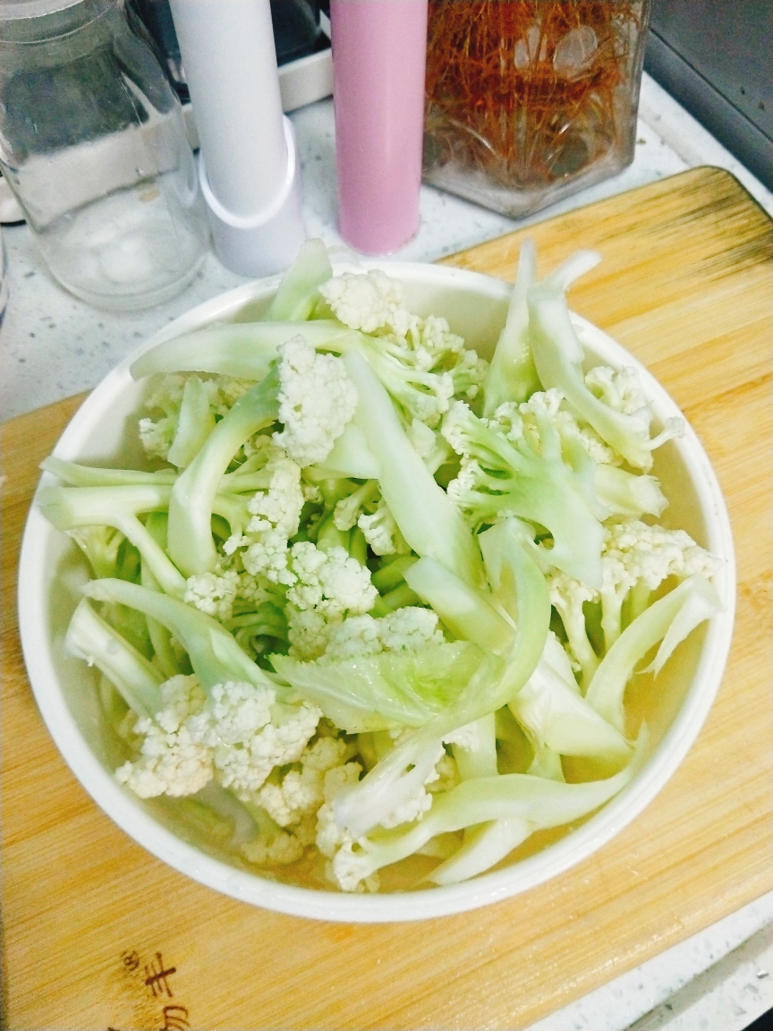 花菜腐竹炒肉的做法 步骤1