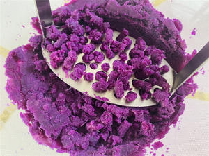 主食也要有新花样，只需一次发酵就能做出的松软紫薯馒头的做法 步骤2
