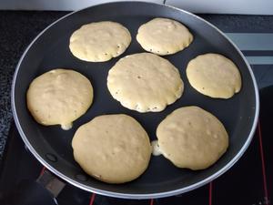 [快手早餐]超浓版豆浆（附送豆渣鸡蛋饼和黄豆粉的做法）的做法 步骤10