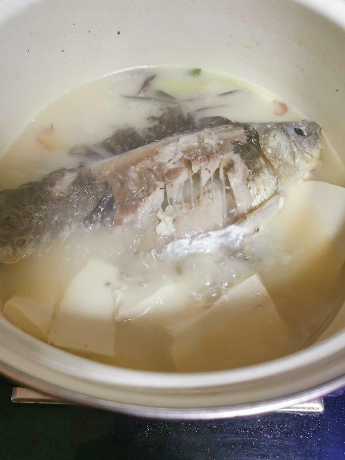 厨师长教你：“鲫鱼豆腐汤”的家常做法，满满的烹饪原理