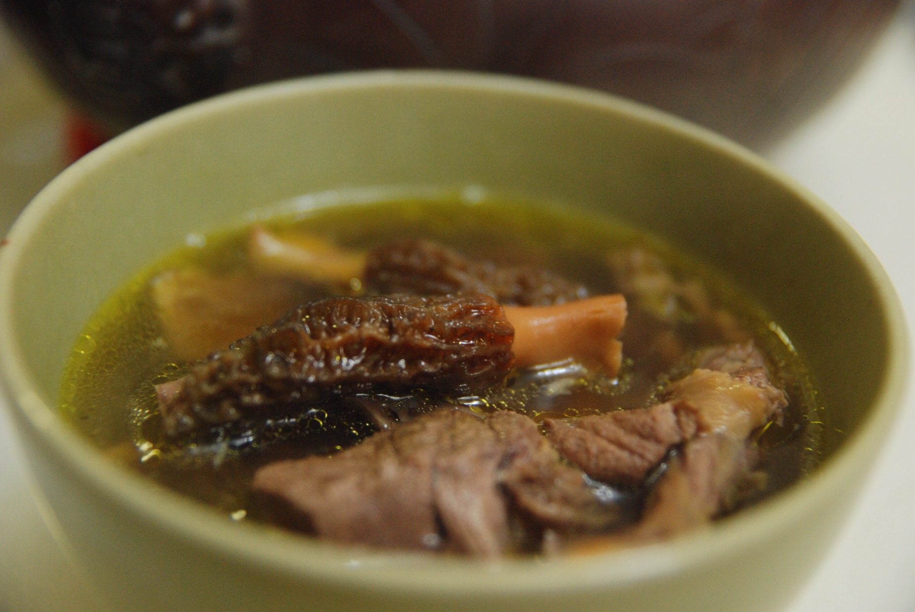 用汽锅炖一碗羊肚菌鸽子汤来抵御倒春寒