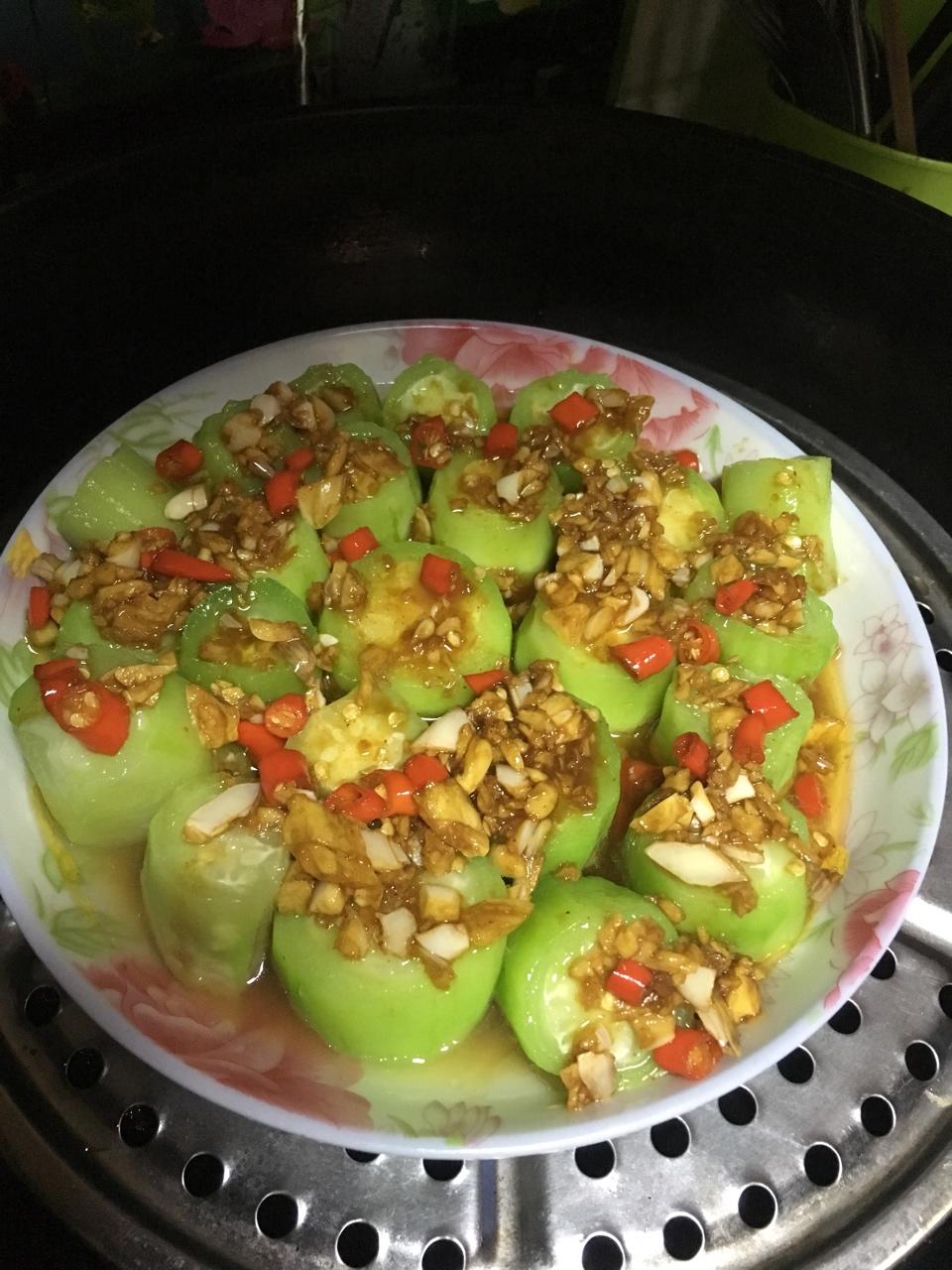 只需要五分钟就可以的美味蒜蓉蒸丝瓜