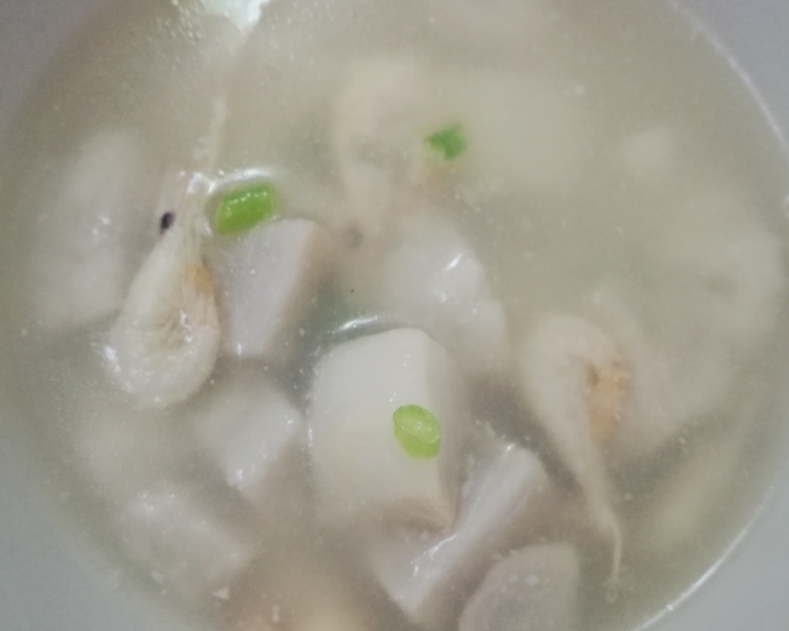 芋艿鲜虾豆皮汤的做法