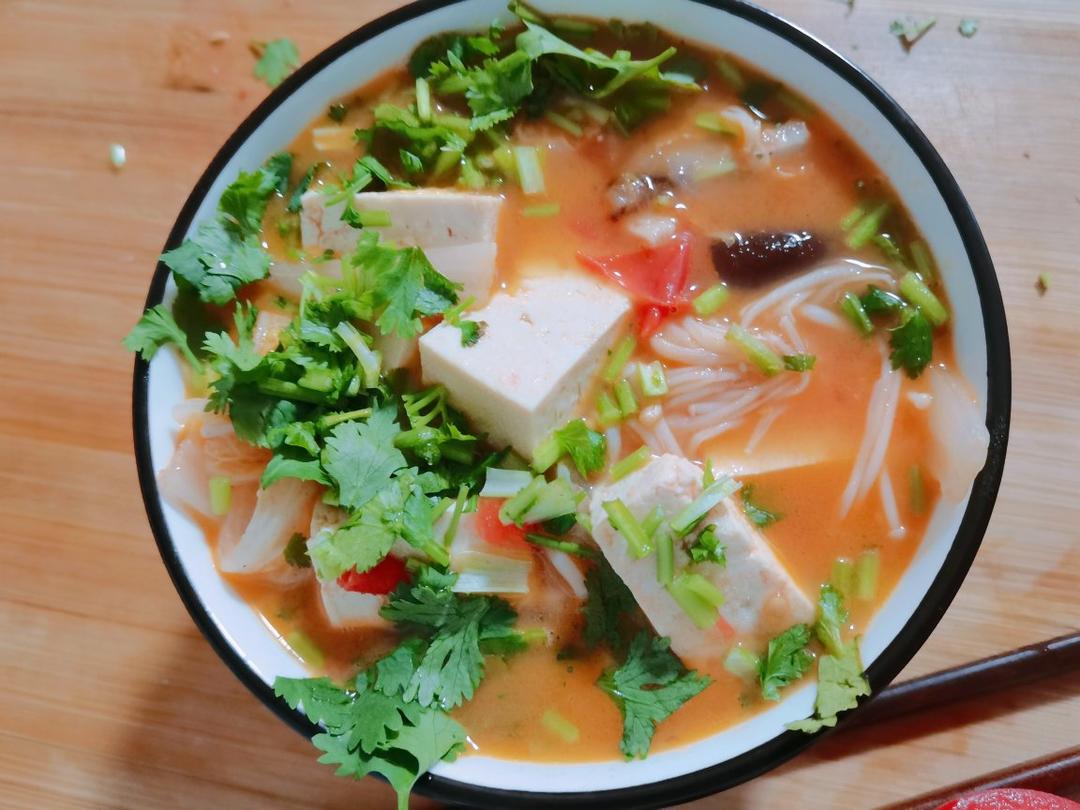 西红柿菌菇豆腐汤