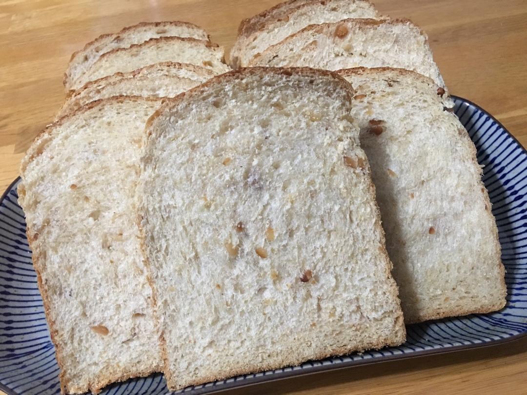 高纤低脂的全麦核桃吐司