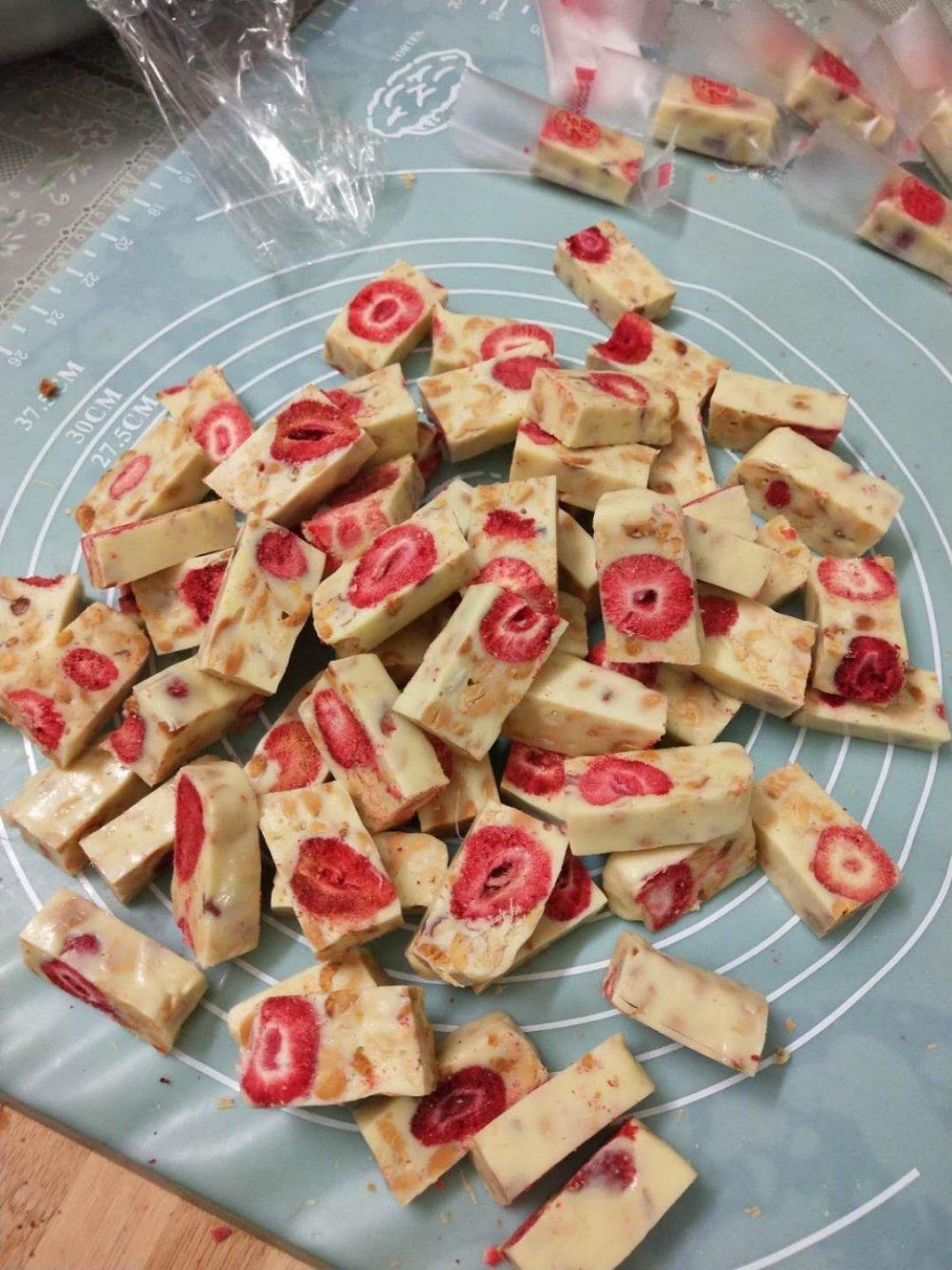 草莓牛轧糖