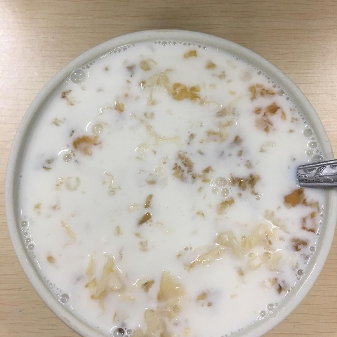 桃胶银耳红枣羹