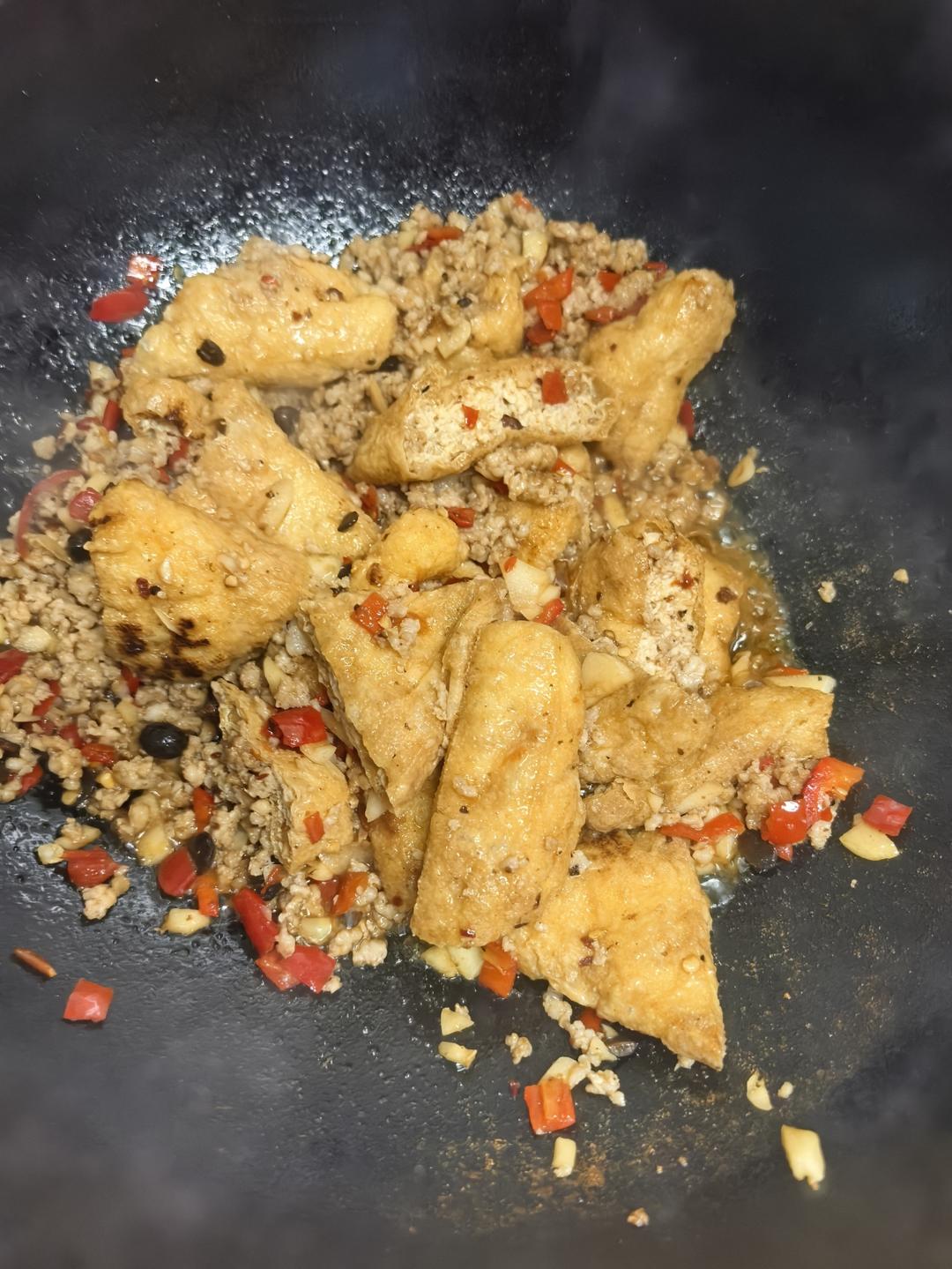 肉沫炒油豆腐的做法 步骤4