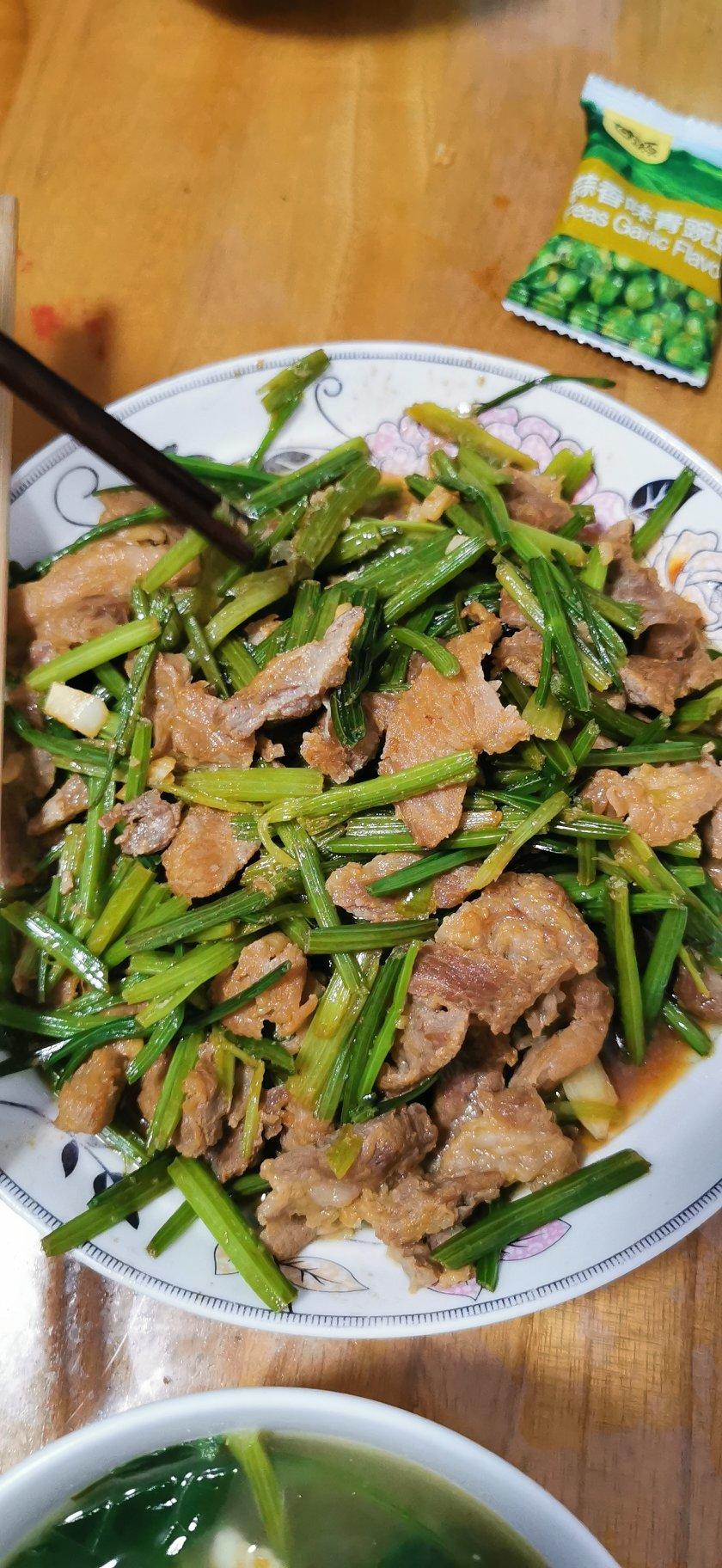 芹菜炒肉的新方法（这样炒出来的芹菜脆，肉丝嫩滑）