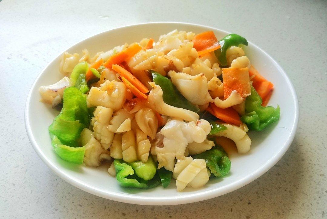 碧玉翠宝做的青椒墨鱼花