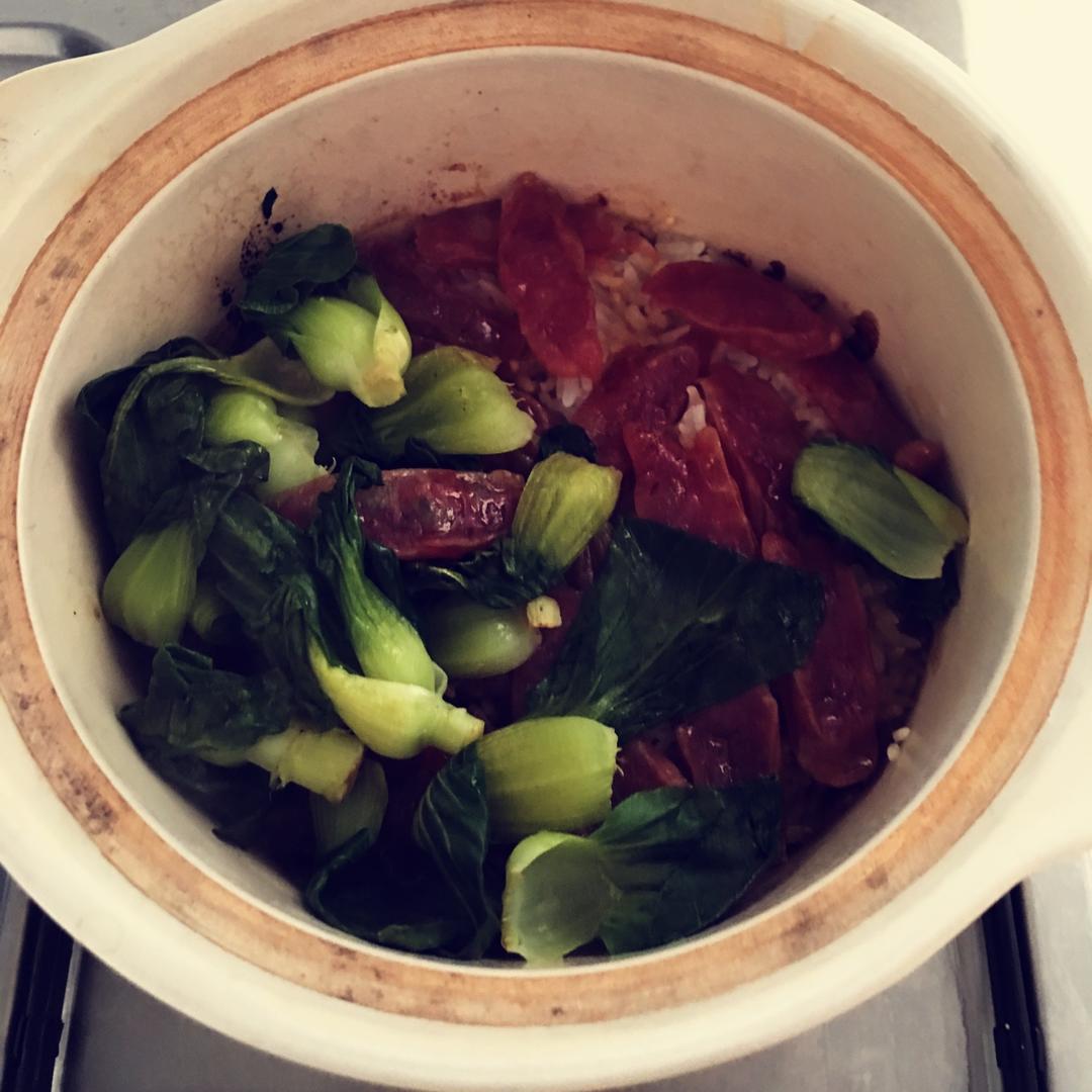 广式腊味煲仔饭
