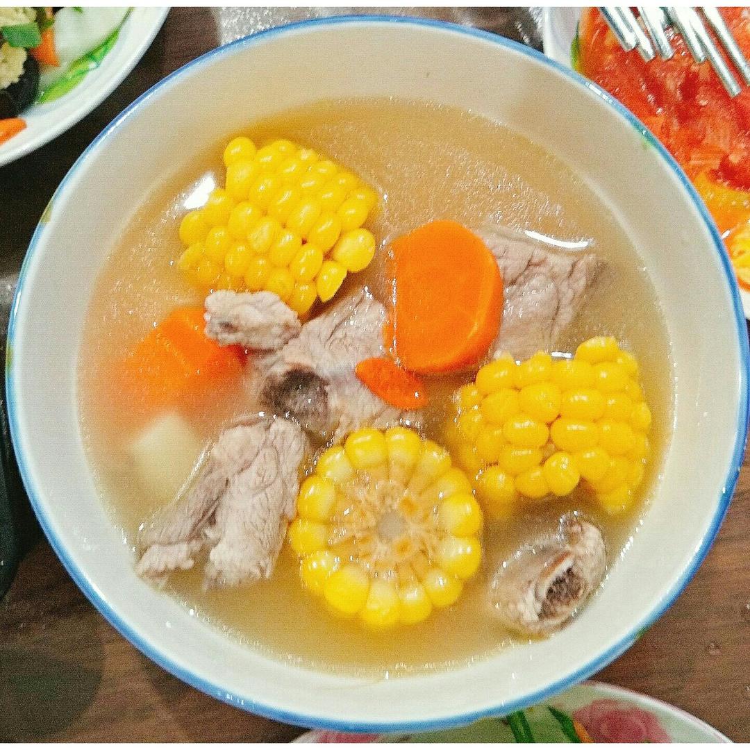 一只椰子jojoji做的胡萝卜玉米排骨汤