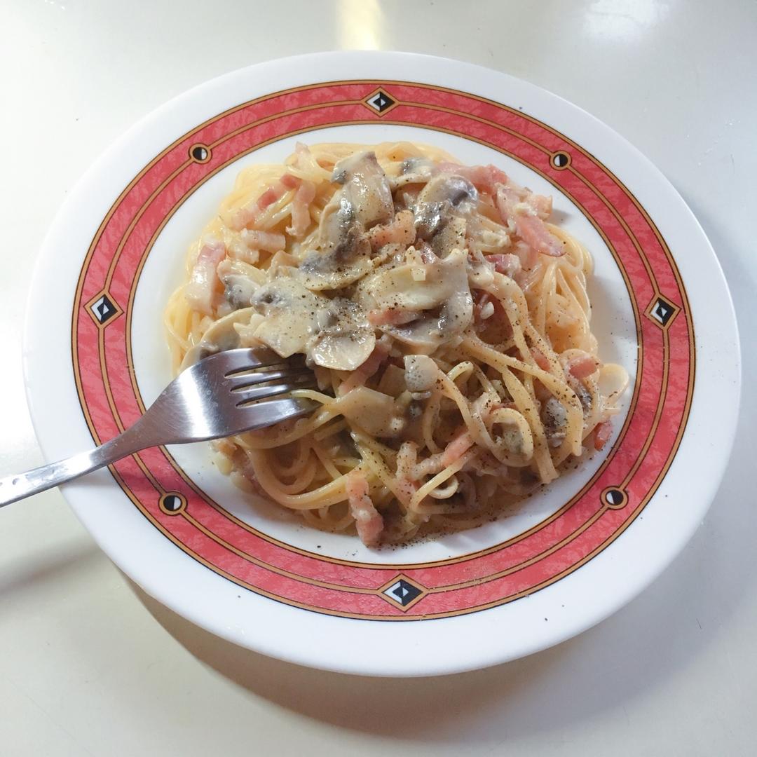白蘑菇奶油培根意面