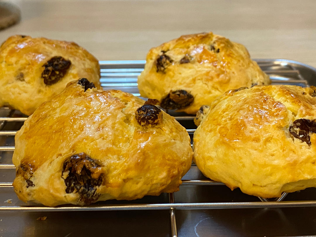 松软的朗姆酒黑加仑司康