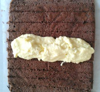 奥利奥黑巧克力咸奶油蛋糕卷的做法 步骤12