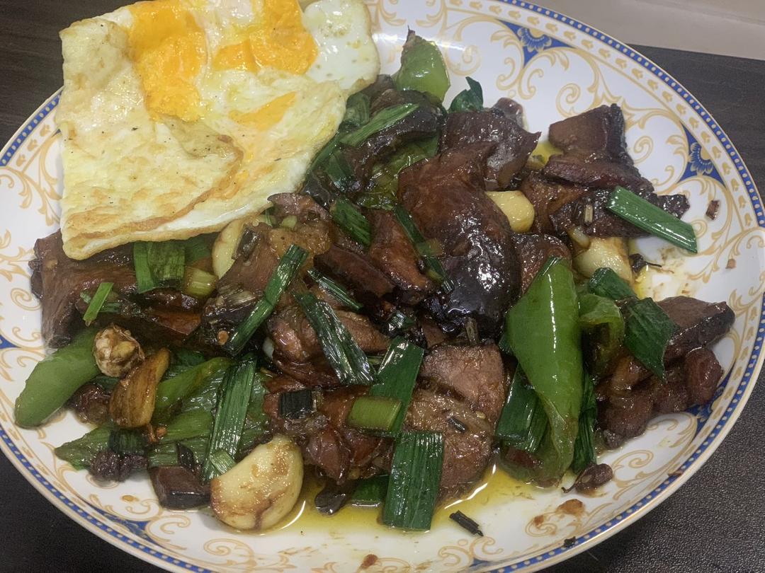 牛肝菌炒腊肉
