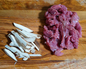 时蔬腐皮卷配菌菇辣牛肉的做法 步骤1
