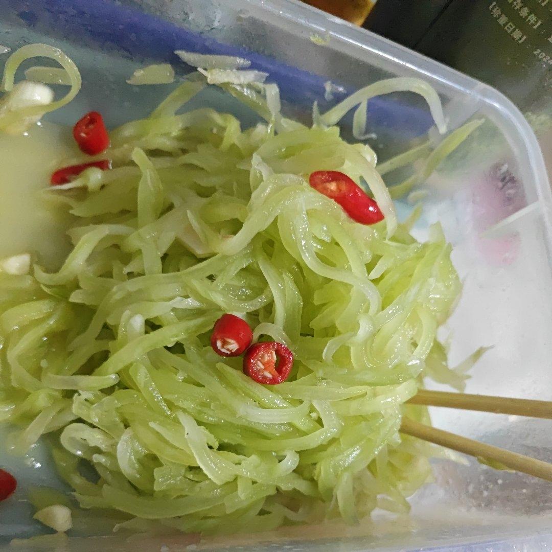厨师长教你：夏日开胃小菜“凉拌莴笋丝”的家常做法，简单易学赶紧收藏吧