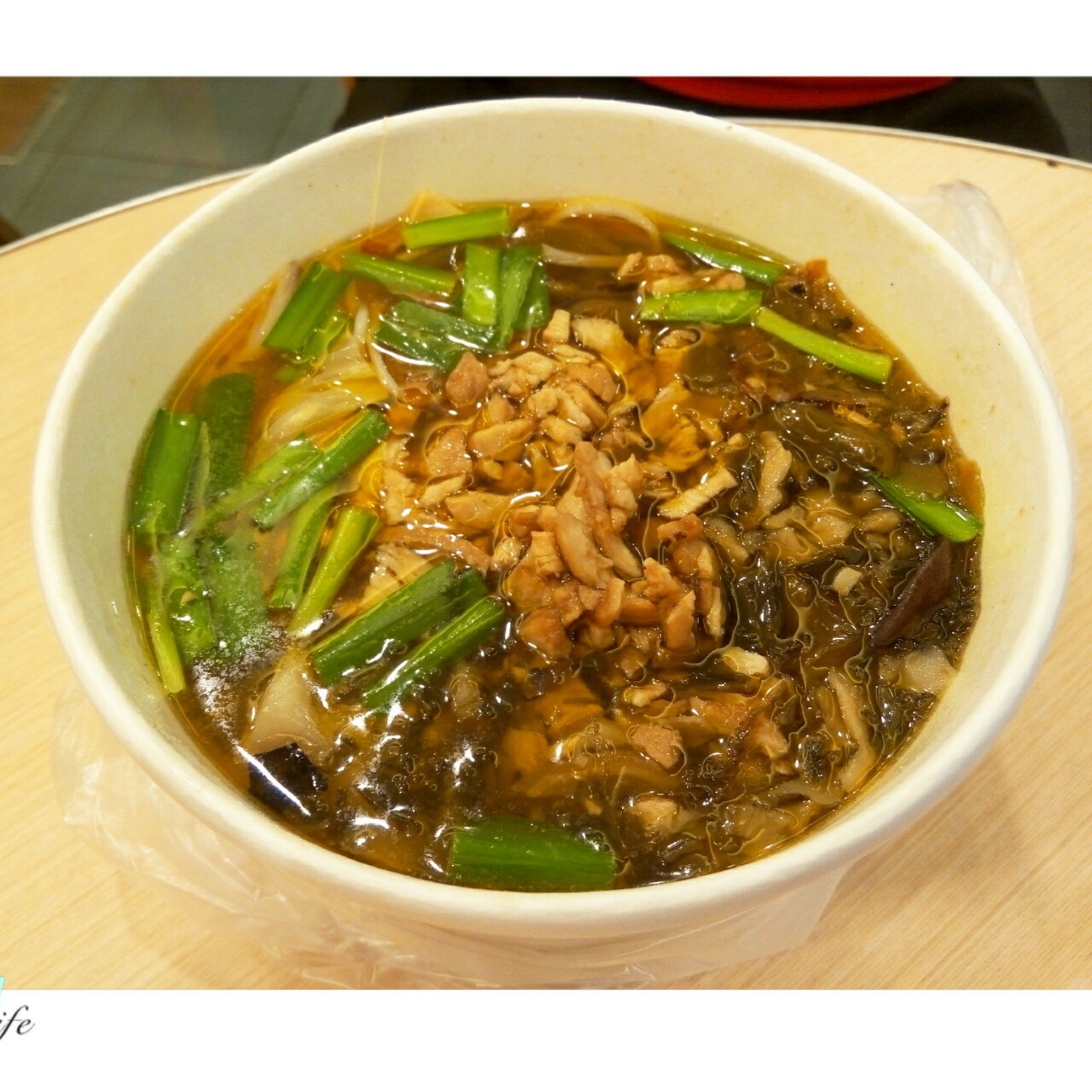 肥肠小丸子做的酸菜肉丝面