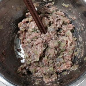 猪肉虾仁芹菜馅饺子的做法 步骤5