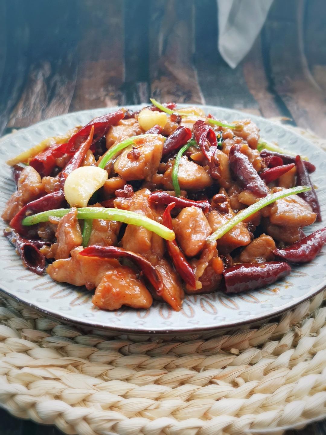 鸡胸吃法之六：
甜甜辣辣沪版辣子鸡丁（鸡大胸）