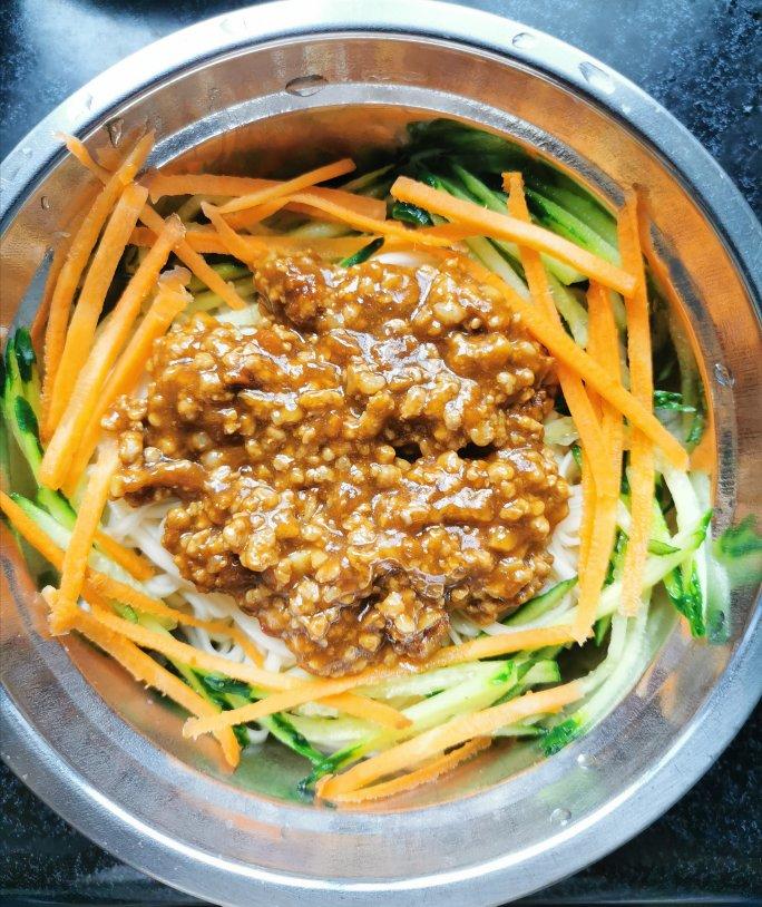 我发誓这将是你吃过最好吃的炸酱面，一口下去回味无穷！！！