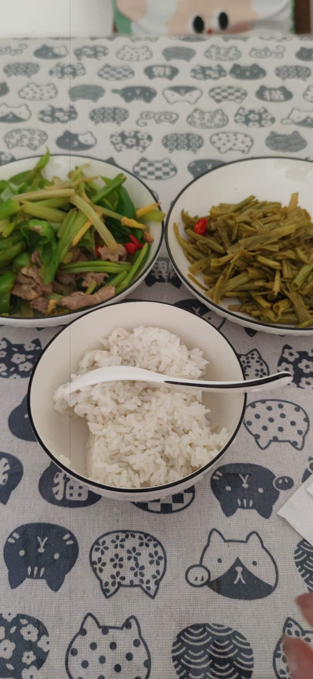芹菜青椒炒肉片