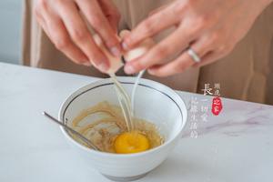 你一定没试过的搭配「腐乳松仁炒鸡蛋」的做法 步骤2