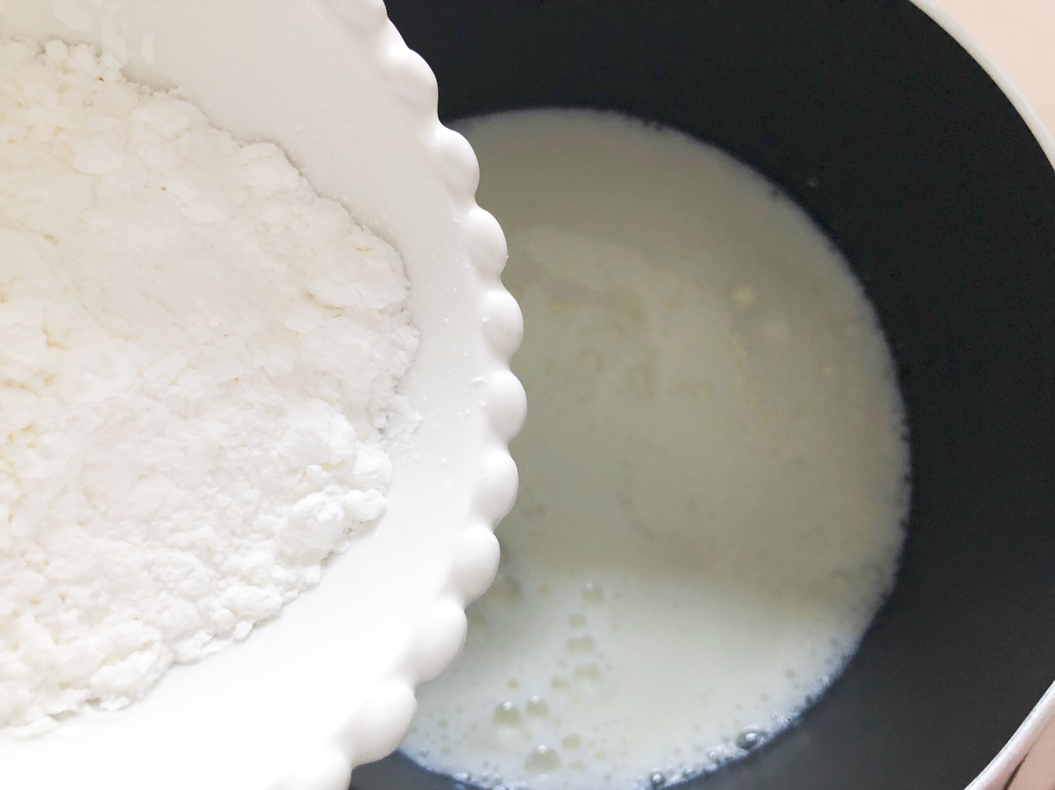 免烤箱❗️奶香十足❗️巨好吃的椰蓉牛奶小方❗️的做法 步骤3